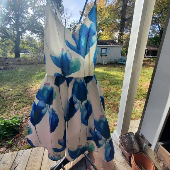 Womens Clothing - Picture 11 of 16